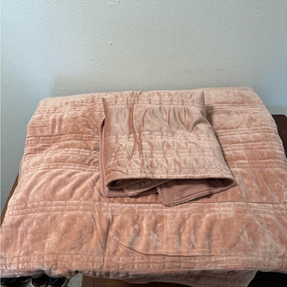 EVERGRACE Velvet Quilt King Size - Quilt and One Sham - Picture 3 of 4